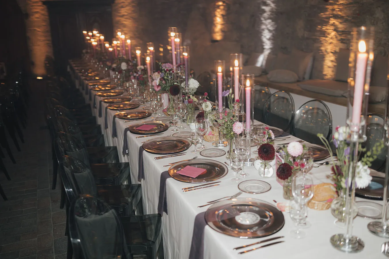 Festliche Dinnertafel mit Kerzen, Floristik und Platztellern – Tischdeko von vonRock Events