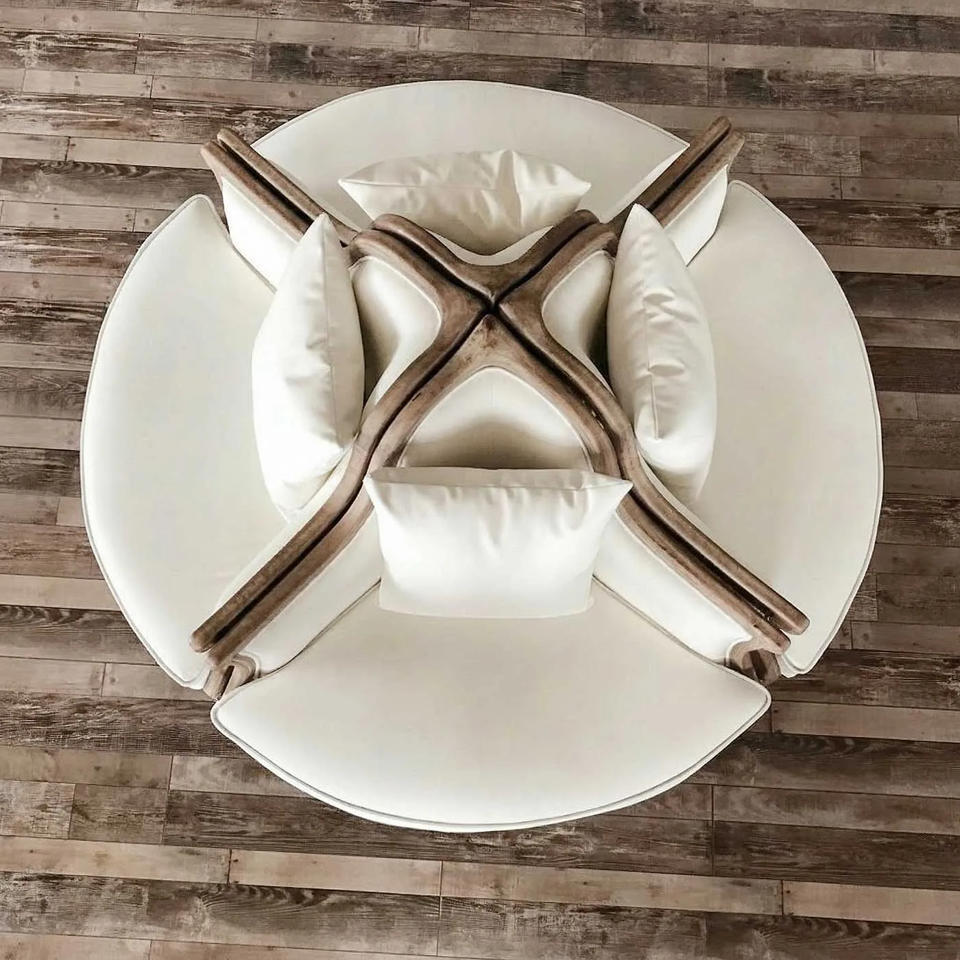 Louis Sofa Rondell aus der eigenen Möbelserie von vonRock