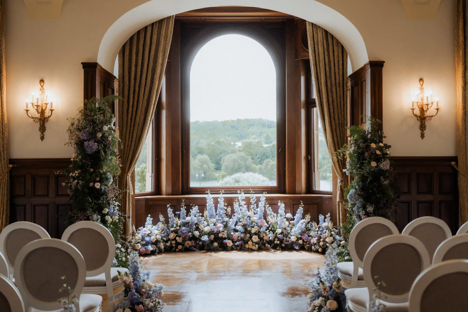 Freie Trauung im Schloss mit Blumenarrangements in Pastell und Louis-Stühlen – Eventdesign vonRock Events