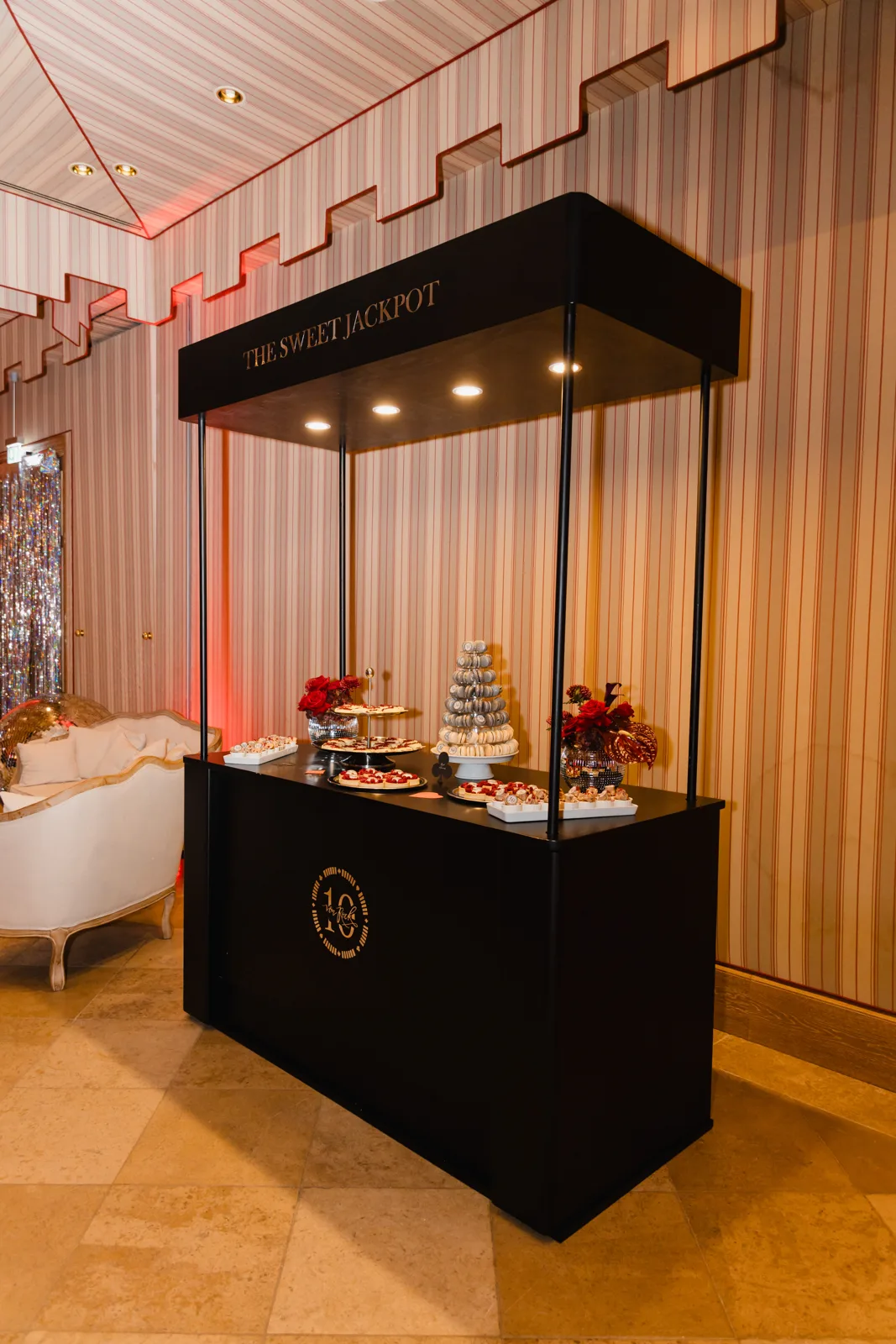 Schwarze Candy Bar „The Sweet Jackpot“ mit Desserts bei einem Luxus-Event