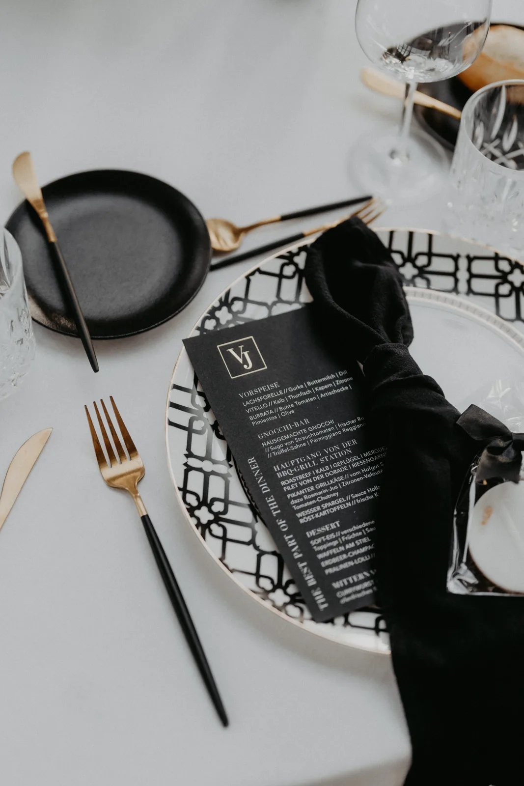 Table Top in Schwarz und Gold mit Menükarte, Goldbesteck und Kristallglas