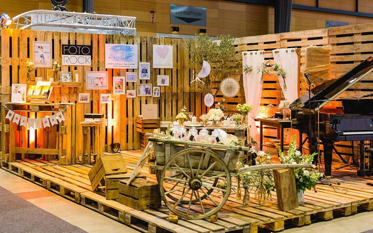 Überladener erster Messestand von vonRock mit Paletten, Fotobox, Flügel und Deko – die Anfänge