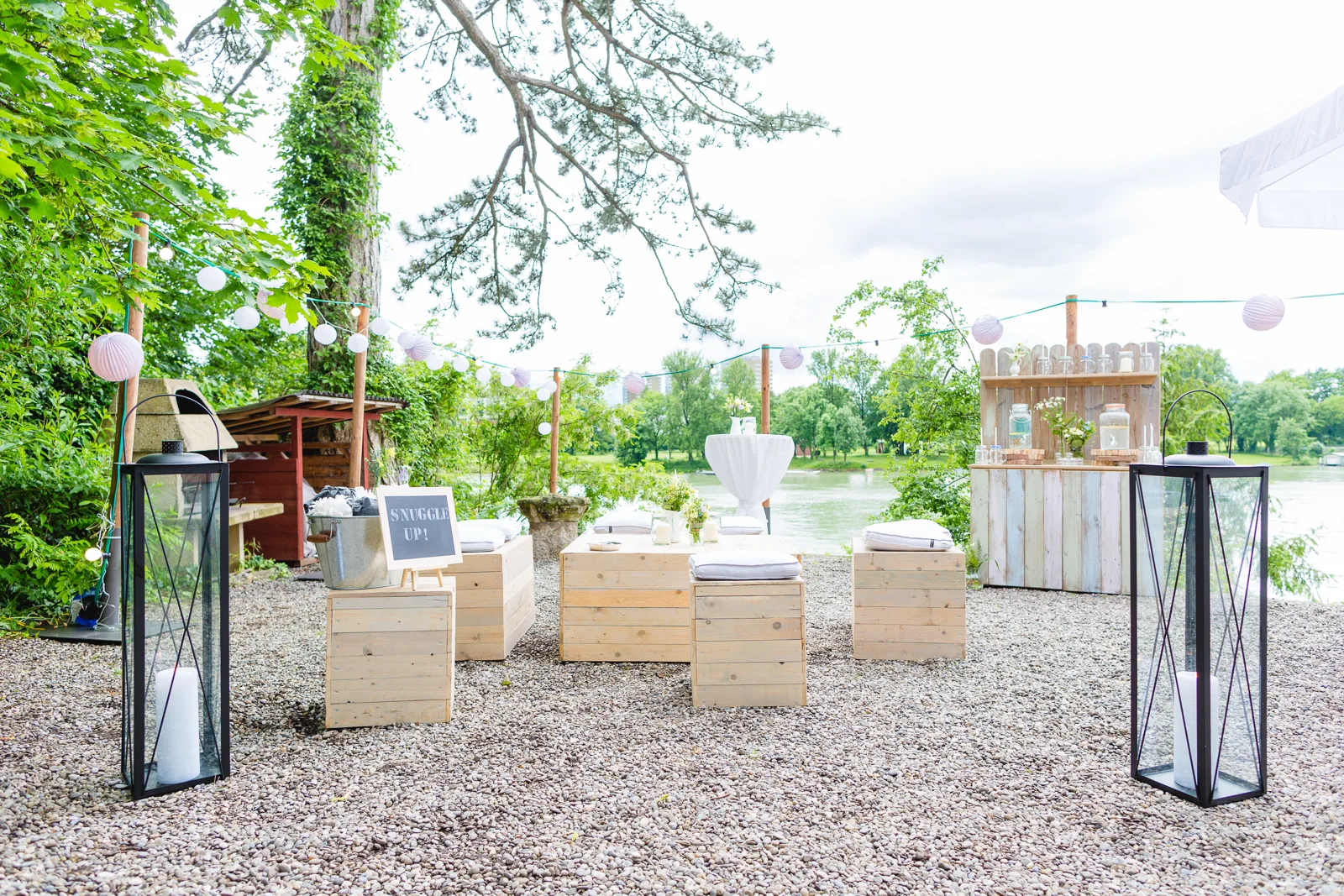 Erste selbstgebaute Palettenmöbel und Lounge von vonRock auf einer Hochzeit am See